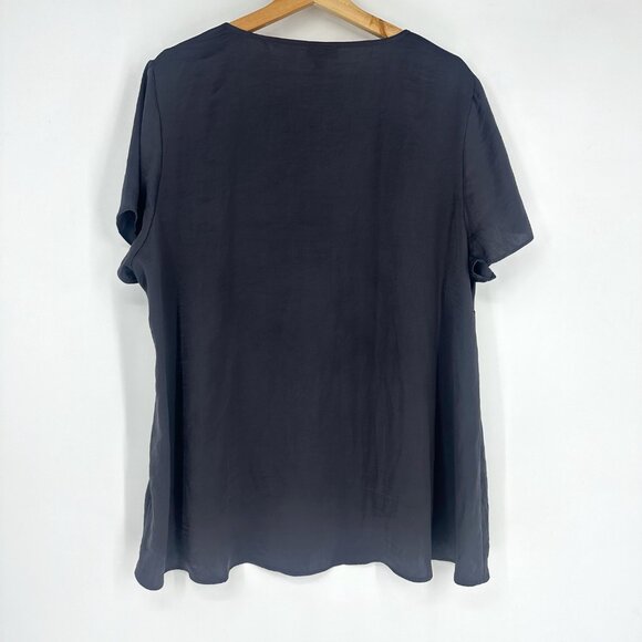 Torrid Plus Size Gray Silky Charmeuse Button-up V-neck Top Blouse Size 1X - Picture 4 of 8